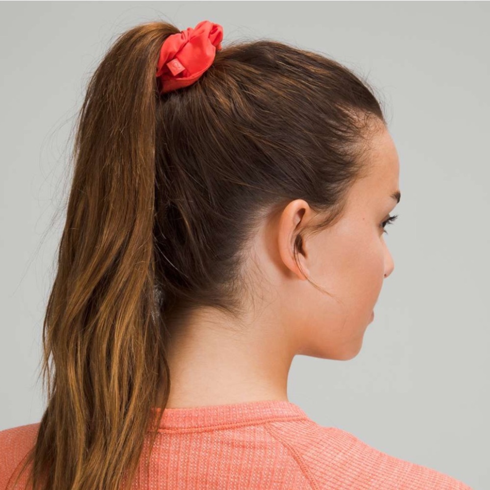NWT Lululemon Uplifting Scrunchie
